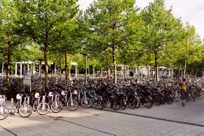 Fahrrad-Park vor dem Bahnhof
