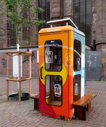 B�cher-Boxx vor der Johanniskirche