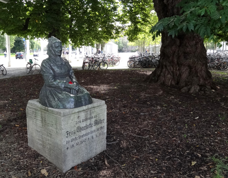 Denkmal - Die �lteste Marktfrau der Welt