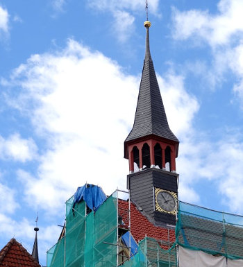 Das alte Rathaus mit goldener Wetterfahne