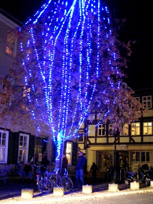 Bild - Blauer Wasserfall - Rote Strra�e in G�ttingen