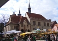 G�ttingen Altes Rathaus mit Ostermarkt