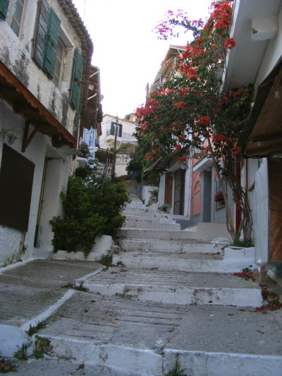 schmale Gasse in Parga