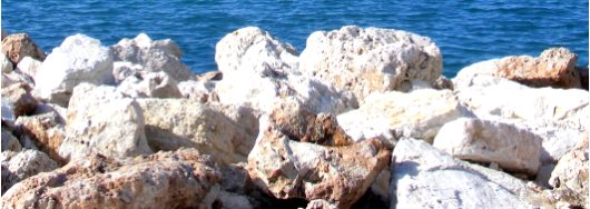 große Gesteinsbrocken an der Küste