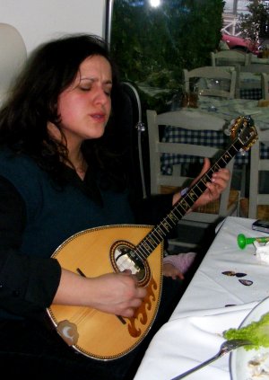 Frau mit Bouzouki Frau mit Bouzouki