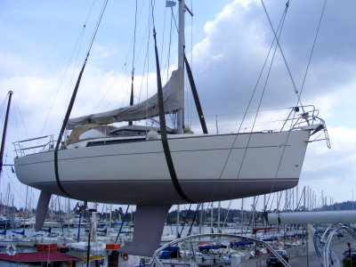 Ein Segelboot wird mit dem Kran gehoben Ein Segelboot wird mit dem Kran gehoben