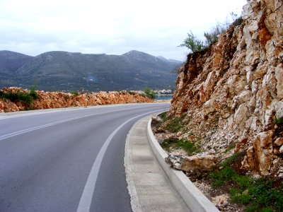 Kalkstein an der K&uuml;stenstra&szlig;e Sivota