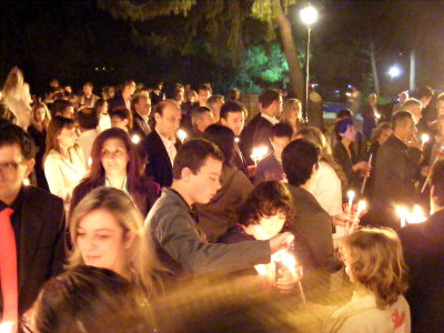 Messe drau&szlig;en im Kerzenlicht